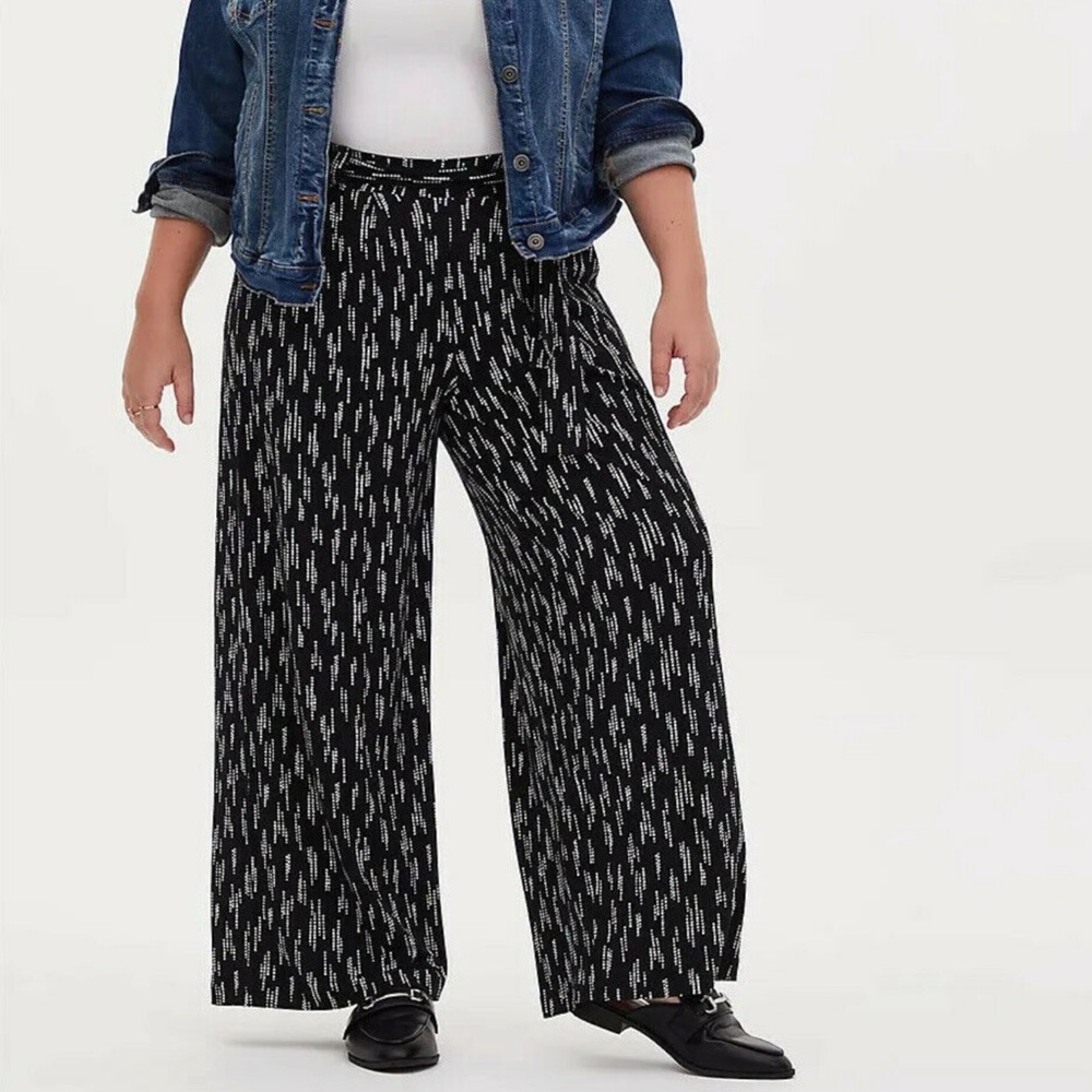 Torrid Size 1 (14/16) Knit Wide Legged Pant, Black with White Dotted Str…